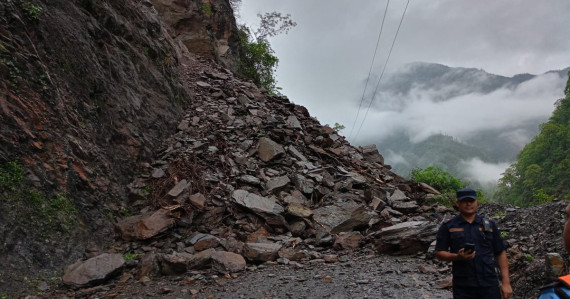 पहिराेले मध्यपहाडी लोकमार्ग र कालीगण्डकी करिडोर अवरुद्ध